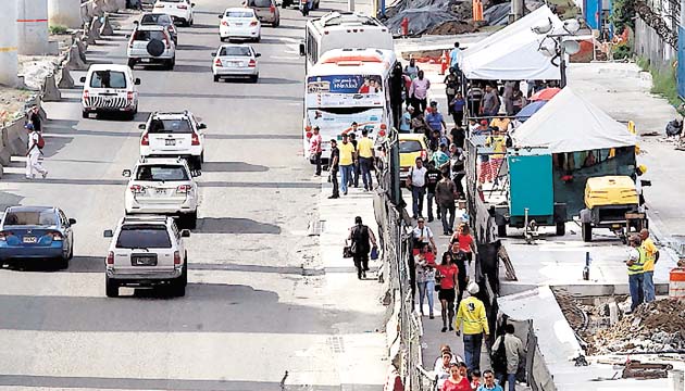 Parada improvisada. En Los Andes la extensión del la Línea 1 del metro postergó la construcción de la zona paga y ahora mantiene a los usuarios en áreas improvisadas expuestos a la lluvia y el sol.