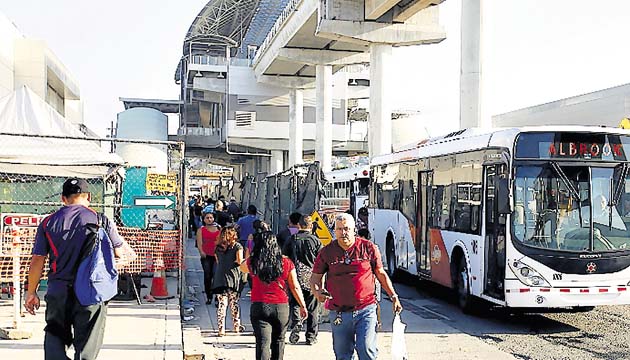 Desorden en la Transístmica. A lo largo de la vía Transístmica donde circula la Línea 1 del metro los usuarios esperan los metrobuses en toldas improvisadas. La Secretaría del Metro informó que se invertirán $60 millones en mejoras al sector.