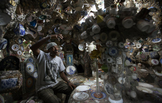 Utiliza muñecos, piezas de cerámica, cámaras de fotos. Foto/ EFE