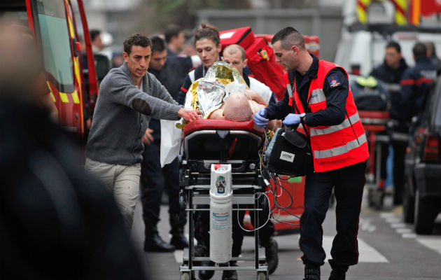Rosas depositadas en el exterior de la Embajada de Francia, en Alemania. Foto/ EFE Trasladan a uno de los heridos. Foto/ AP