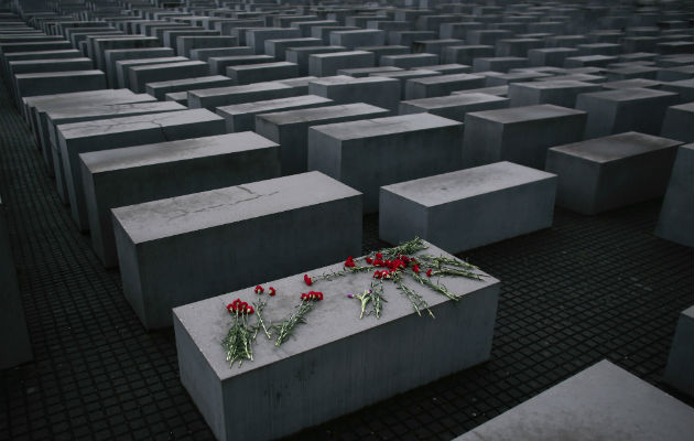 Colocaron flores en memoria de las víctimas. Foto/ AP