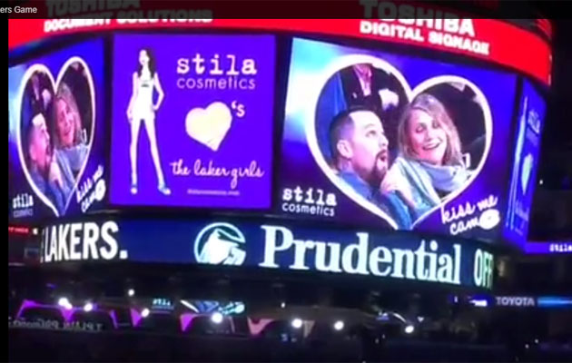 La cara de sorpresa de Benji Madden cuando se fijó que el Kisscam los había elegido para que se besasen