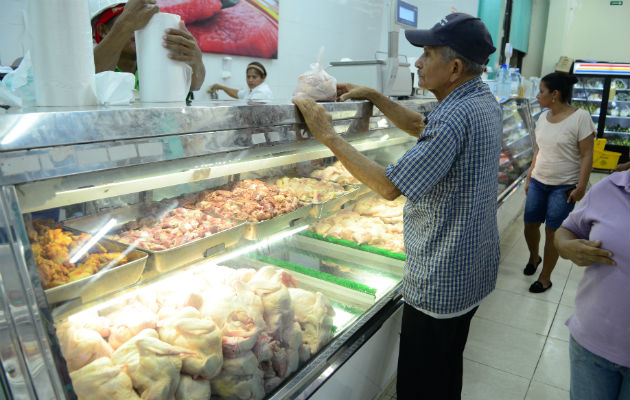 La libra de pollo, con el Control de Precios, mantiene un precio de $1.18.(Archivo)