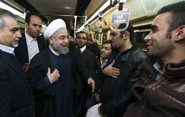 El presidente Hasan Rouhani conversó con los pasajeros. Foto/ AP