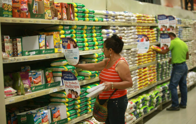 Alimentos y costo de servicios básicos acaparan salarios de los panameños. Foto/Archivo