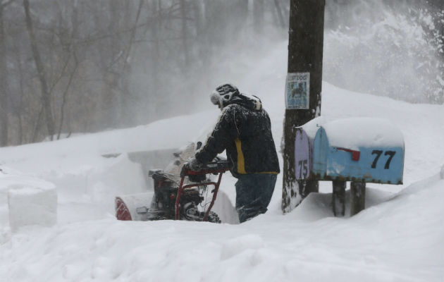 Una máquina quitanieves retira nieve del parque de East River en Nueva York. Foto/ EFE