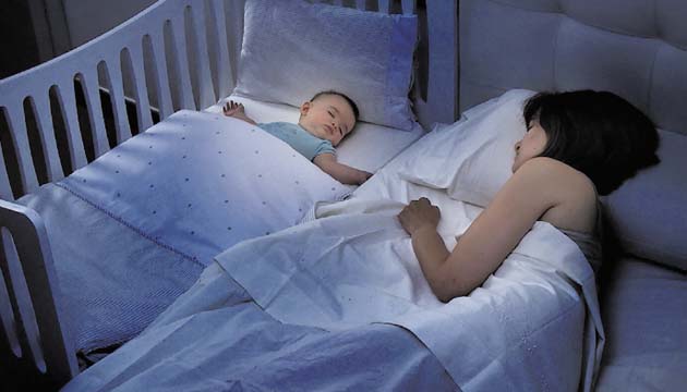 Lo mejor es colocar la cuna del bebé junto a tu cama, de otro modo te arriesgas a sofocar a tu bebé al cambiar de posición mientras estás dormida.