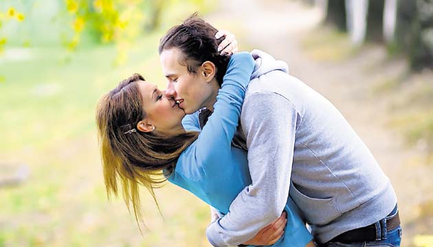 Con un beso se activan hasta 30 músculos faciales.