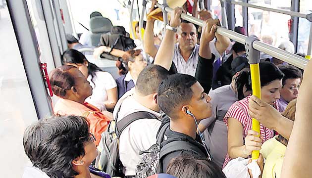 La población viaja por horas de pie en las unidades del metrobús.(Archivo)
