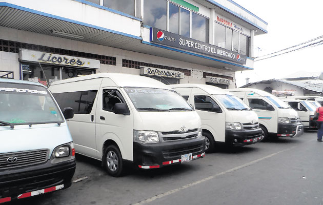 Los buses deben ocupar el poco espacio de estacionamiento.(Elena Valdez)