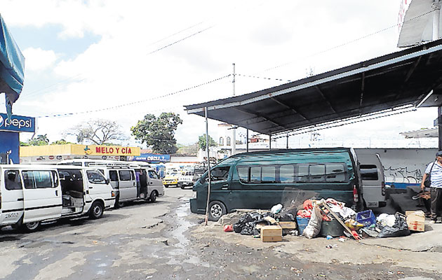 Los buses hay que esperarlos entre basura y alimañas(Elena Valdez)