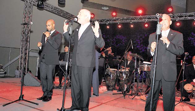 Jerry Rivas tiró pasos y bailó hasta la madrugada.