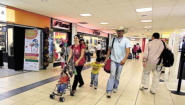 En el aeropuerto Marcos A. Gelabert opera la aerolínea AirPanamá, que tiene vuelos internos y a Costa Rica a bajos precios y por la terminal aérea de Howard también opera la marca Viva Colombia, con vuelos a Medellín y Bogotá con costos desde los 140 dólares ida y vuelta.