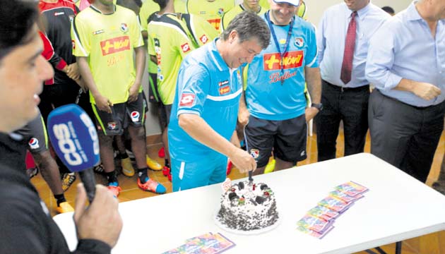 “El Bolillo” Gómez celebró sus 59 años.(Edwin González)