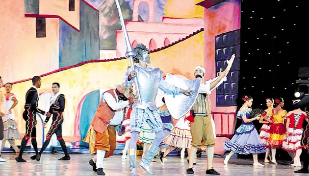 Aplaudidos el talento, colorido vestuario y donaire de los bailarines.