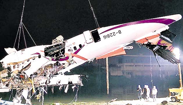 Momentos en que sacan partes del avión del río.(EFE)