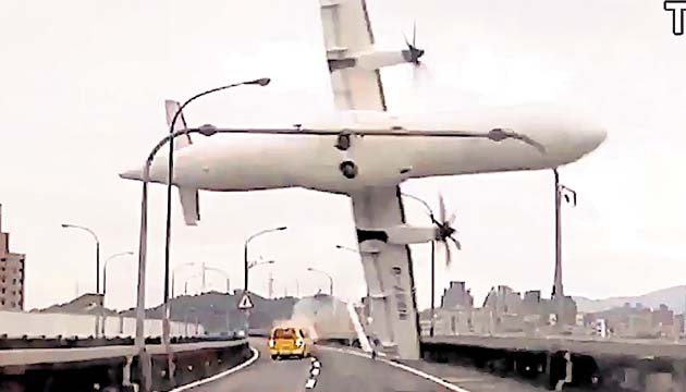 Video que muestra la caída de la aeronave.(EFE)
