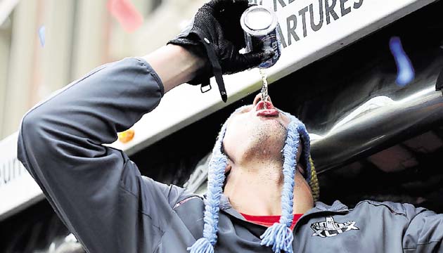 Rob Gronkowski aprovechó para tomarse una cerveza.(AP)