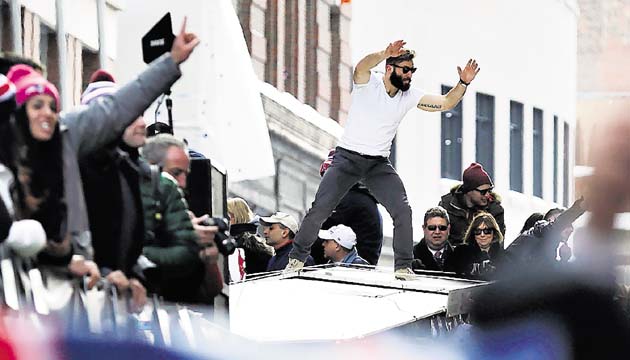 Julian Edelman se montó en el techo del bus para saludar más de cerca a sus seguidores.(AP)