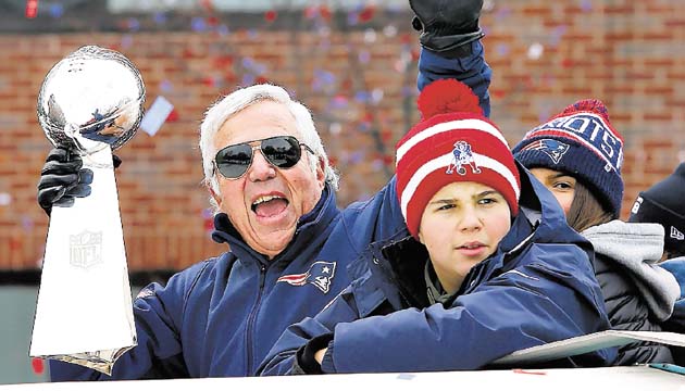 Robert Kraft, dueño de los Patriots, sostiene el trofeo Vince Lombardi.(AP )