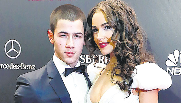 La ex “miss” Universo Olivia Culpo, con traje en corte imperio.