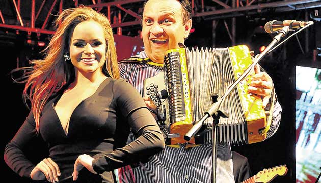 Osvaldo Ayala junto a la reina de Calle Abajo de Las Tablas.(Jorge Cordero)