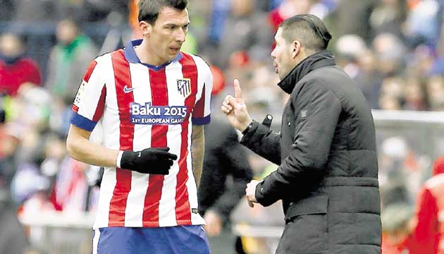 Diego Simeone (dcha.) da instrucciones a Mario Mandzukic.(EFE)