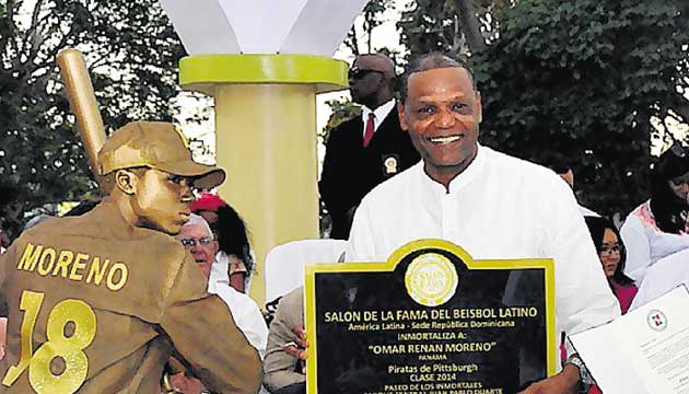 Omar Moreno muestra la placa y estatua que tiene en Dominicana.(Salón de la Fama)
