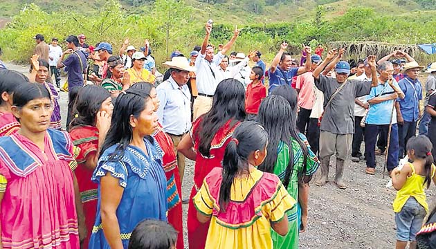 Muchas mujeres y niños se pudieron observar en ese lugar.