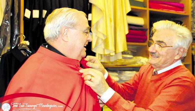 Monseñor José Luis Lacunza se mide su indumentaria.(Conferencia Episcopal Panameña)