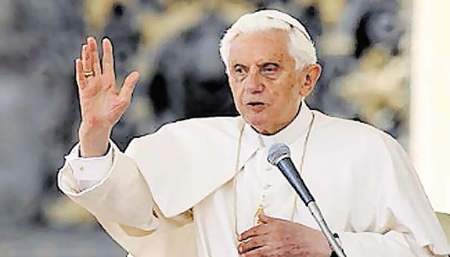 Papa emérito Benedicto XVI en el consistorio