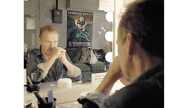 Cuenta la historia de un actor —famoso por dar vida a un emblemático superhéroe— que lucha por montar una obra de teatro en Broadway.