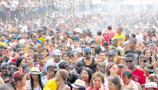 Los asistentes abarrotan la Cinta Costera.