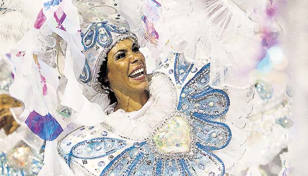 Coloridos atuendo de las garotas de Carnaval de Río.