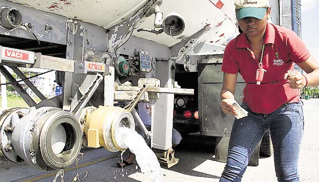 Personal de Salud verifica cloración de agua en los carros cisternas.(Víctor Arosemena)