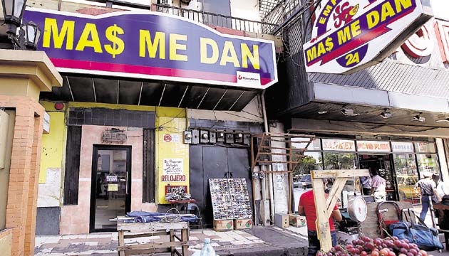 Las casas de empeños en la Central son de las más concurridas.(Carlos Lemos)