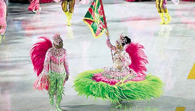 El Carnaval alcanza su apogeo con los desfiles()