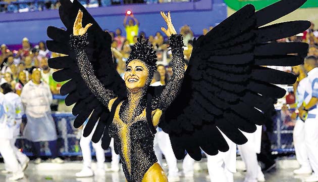 Una integrante de la escuela de samba Unidos de Vila Isabel.