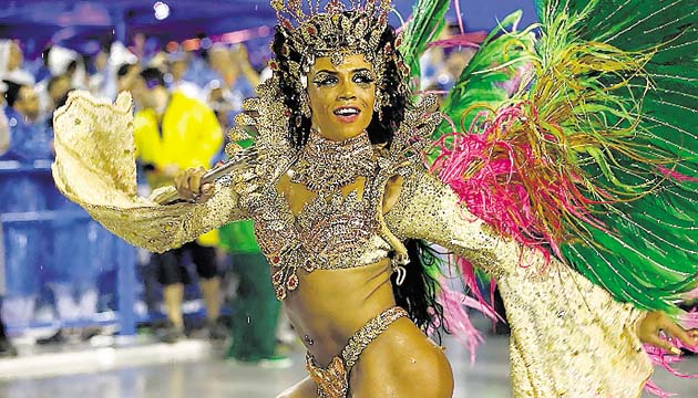 Chica que forma parte de la escuela de samba Mangueira.