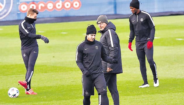 Laurent Blanc (gorro gris), supervisando el trabajo de su equipo en los entrenamientos.(AP)