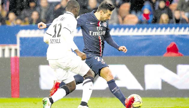 Ezequiel Lavezzi (dcha.), de Argentina, en su intento de anotar un gol para el PSG.(AP)