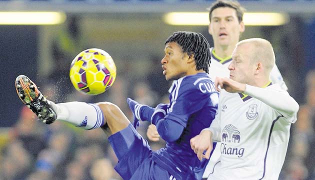 El colombiano Juan Cuadrado (izq.), del Chelsea, busca dominar el balón.(EFE)