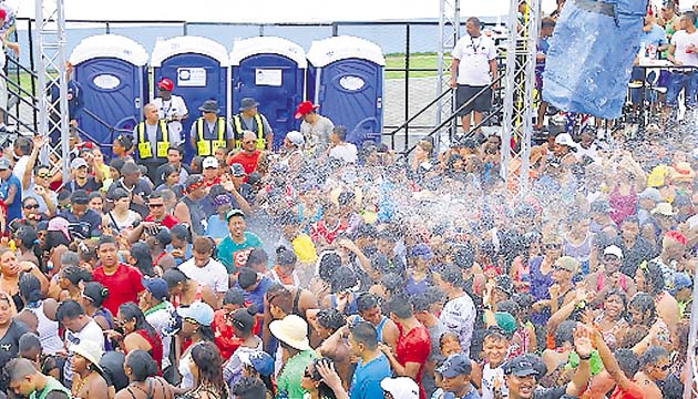 Las personas seguían llegando para recibir agua.