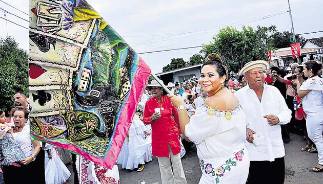 Los abanderados no dejaron de agitar su bandera en el transcurso del desfile. El pueblo los esperaba en cada casa.
