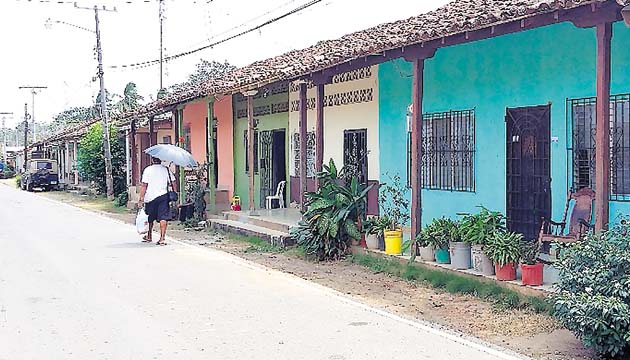 Propietarios de viviendas cuidan que las fachadas se mantengan.(FOTO Thays Domínguez)