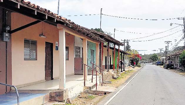 Las calles son bastante estrechas y los camiones causan molestias.(FOTO Thays Domínguez)
