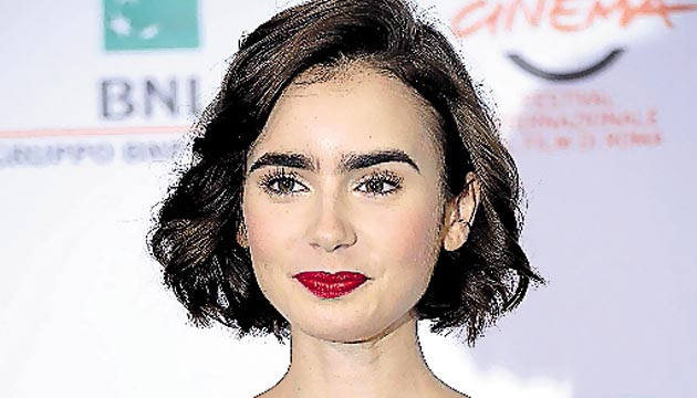 La actriz Lily Collins es amante de los tonos fuertes.