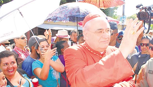 El cardenal Lacunza bendice y saluda al pueblo en Atalaya.(José Adames)