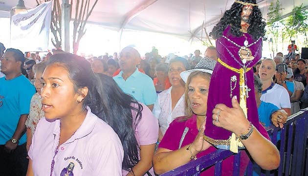 Esta fiel seguidora del santo fue agradecerle por los favores.(Víctor Eliseo Rodríguez)