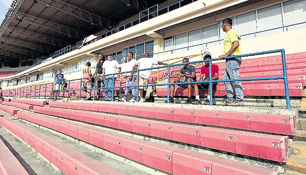 ¿Desierto?. Los asistentes al evento se podían contar prácticamente con las manos. Esperamos que próximamente haya más apoyo en el fútbol nacional.(Anayansi Gamez)